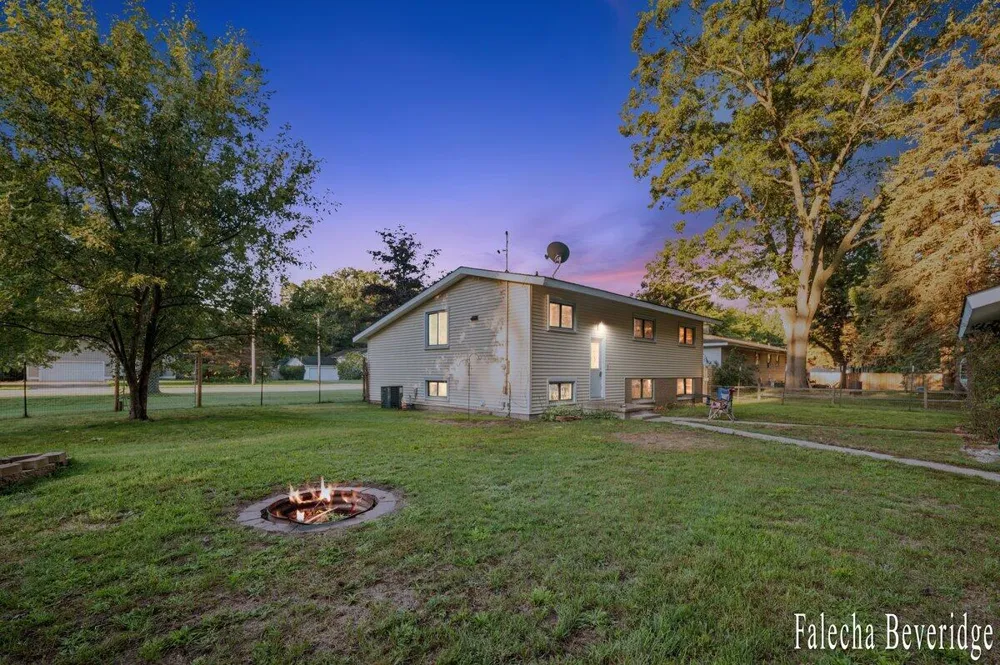 1624 W Giles Road Laketon Township, MI 49445