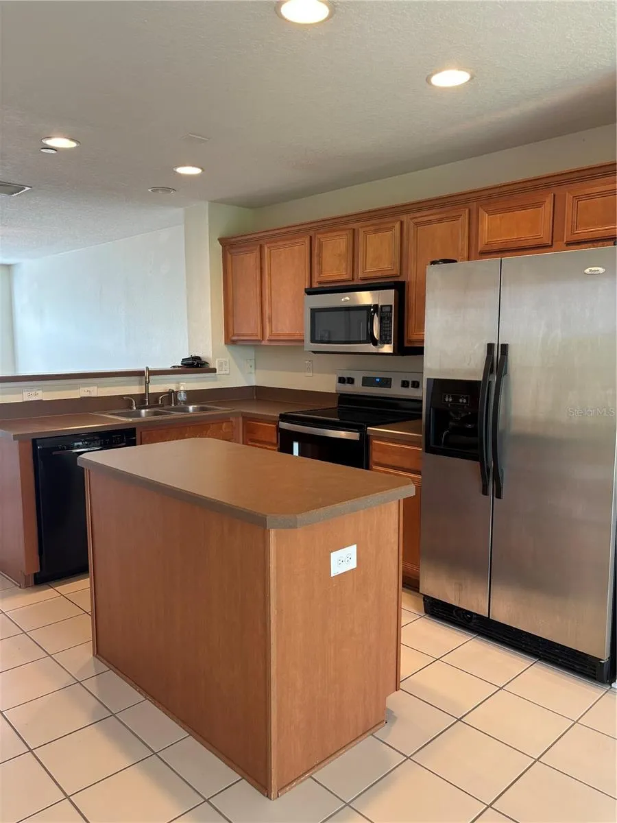 551 VINCINDA CREST WAY Tampa, FL 33619