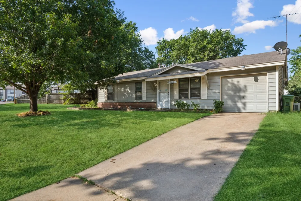 809 Helen Drive Bedford, TX 76022