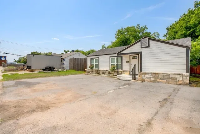 412 S Morgan Street Granbury, TX 76048