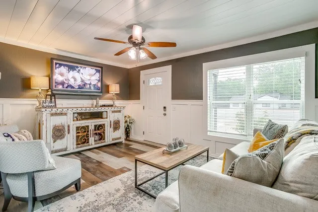 412 S Morgan Street Granbury, TX 76048