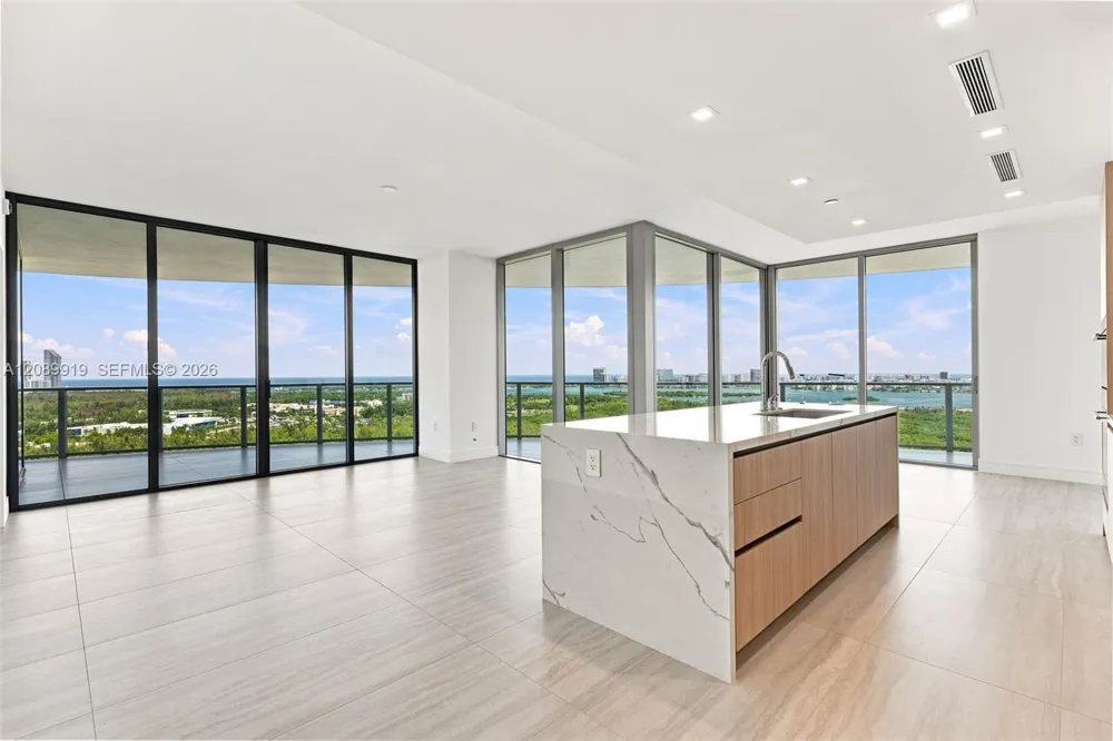 2411 Laguna Cir #2301 North Miami, FL 33181