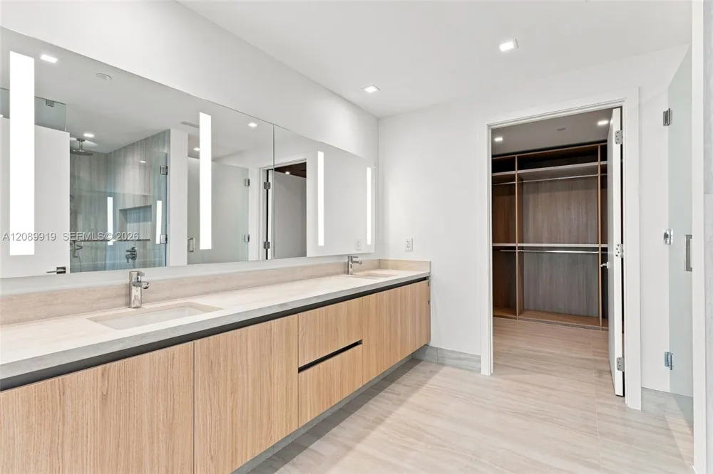 2411 Laguna Cir #2301 North Miami, FL 33181