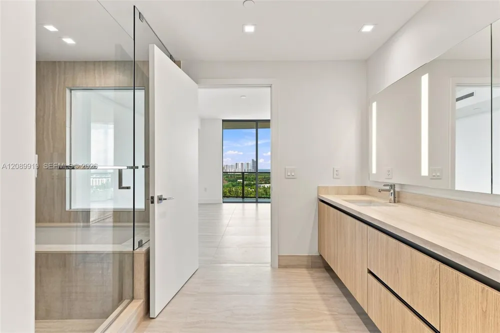 2411 Laguna Cir #2301 North Miami, FL 33181