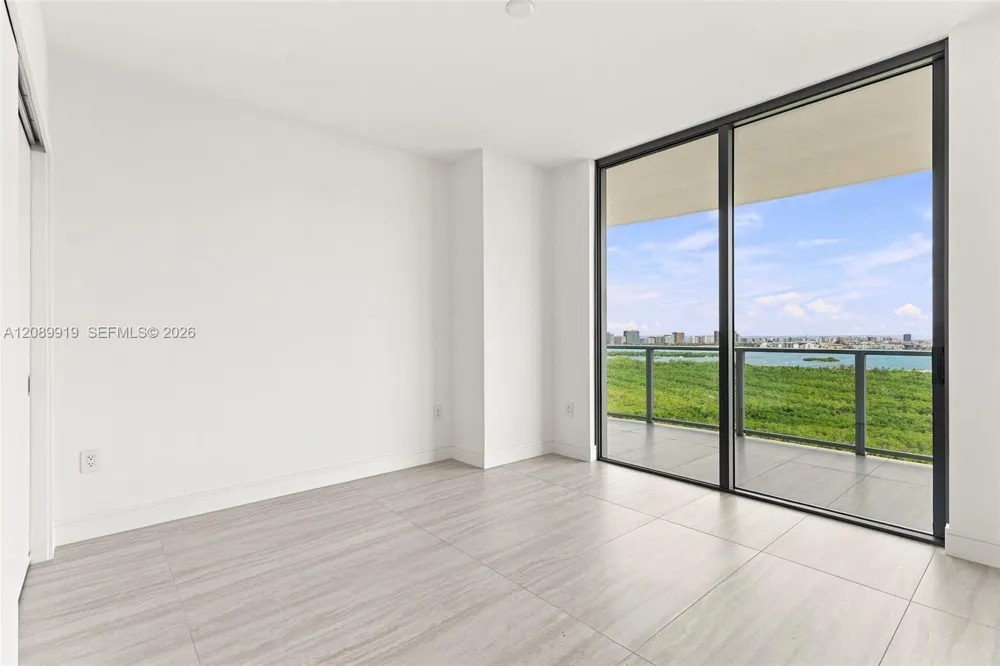 2411 Laguna Cir #2301 North Miami, FL 33181