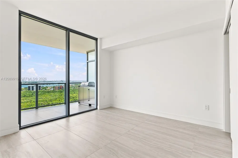 2411 Laguna Cir #2301 North Miami, FL 33181