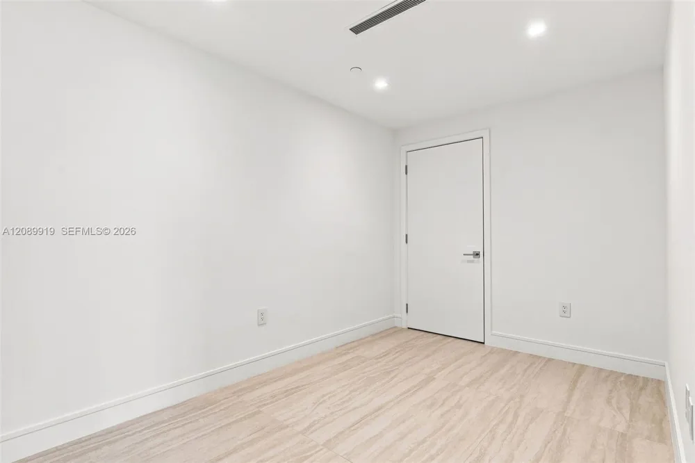 2411 Laguna Cir #2301 North Miami, FL 33181