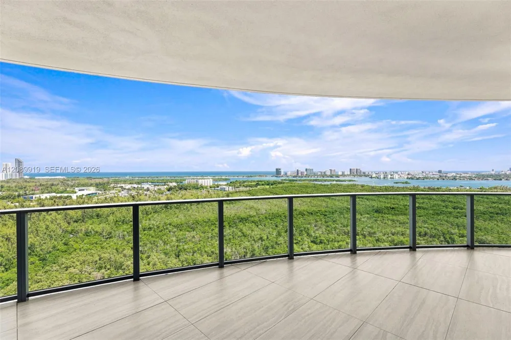 2411 Laguna Cir #2301 North Miami, FL 33181