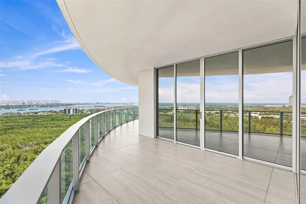 2411 Laguna Cir #2301 North Miami, FL 33181