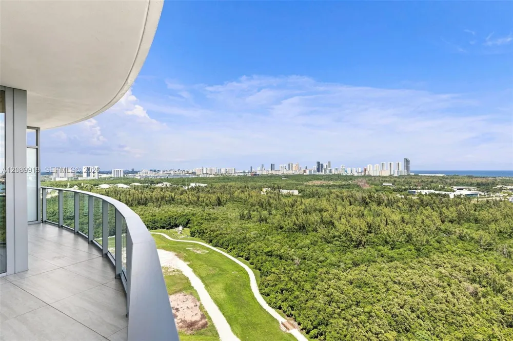 2411 Laguna Cir #2301 North Miami, FL 33181