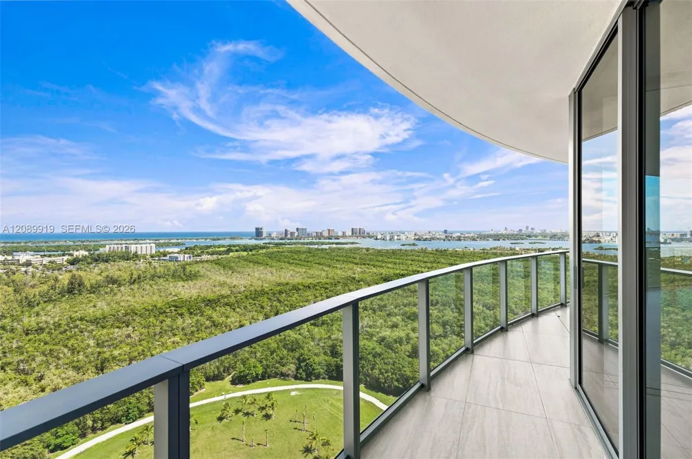 2411 Laguna Cir #2301 North Miami, FL 33181