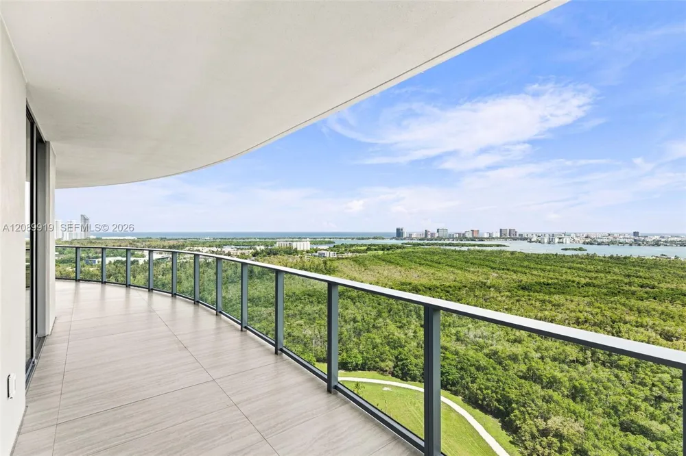 2411 Laguna Cir #2301 North Miami, FL 33181