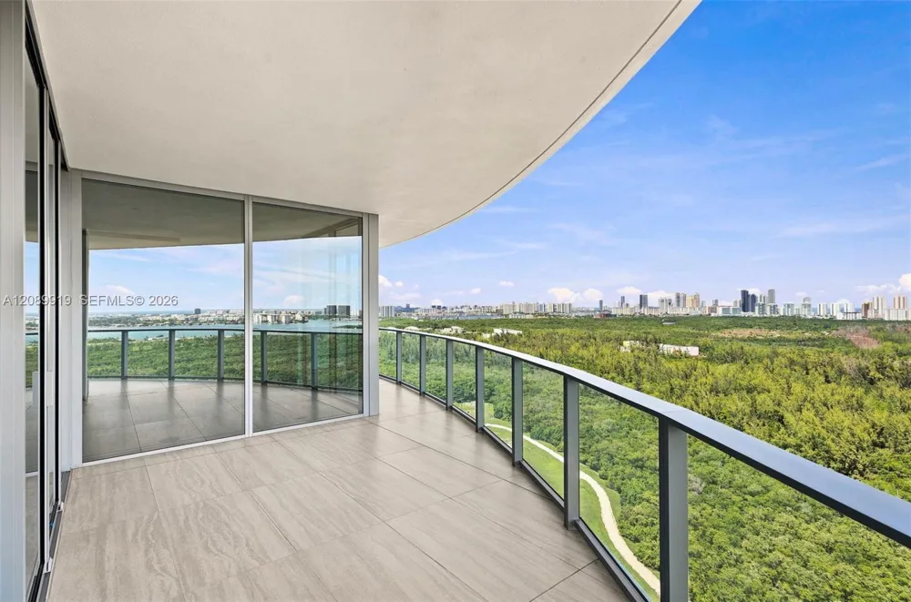 2411 Laguna Cir #2301 North Miami, FL 33181
