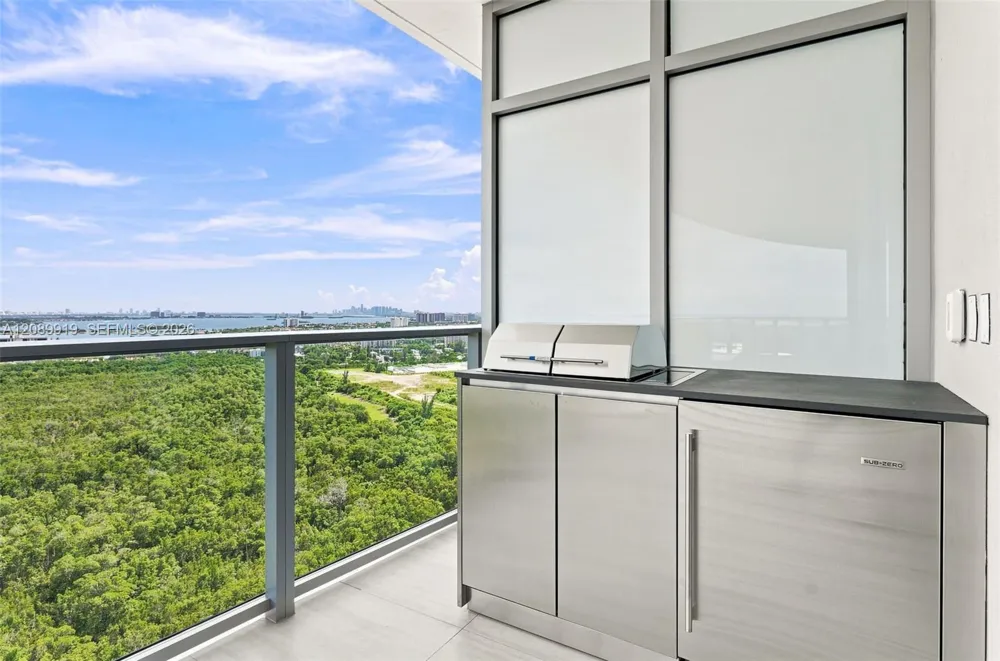 2411 Laguna Cir #2301 North Miami, FL 33181