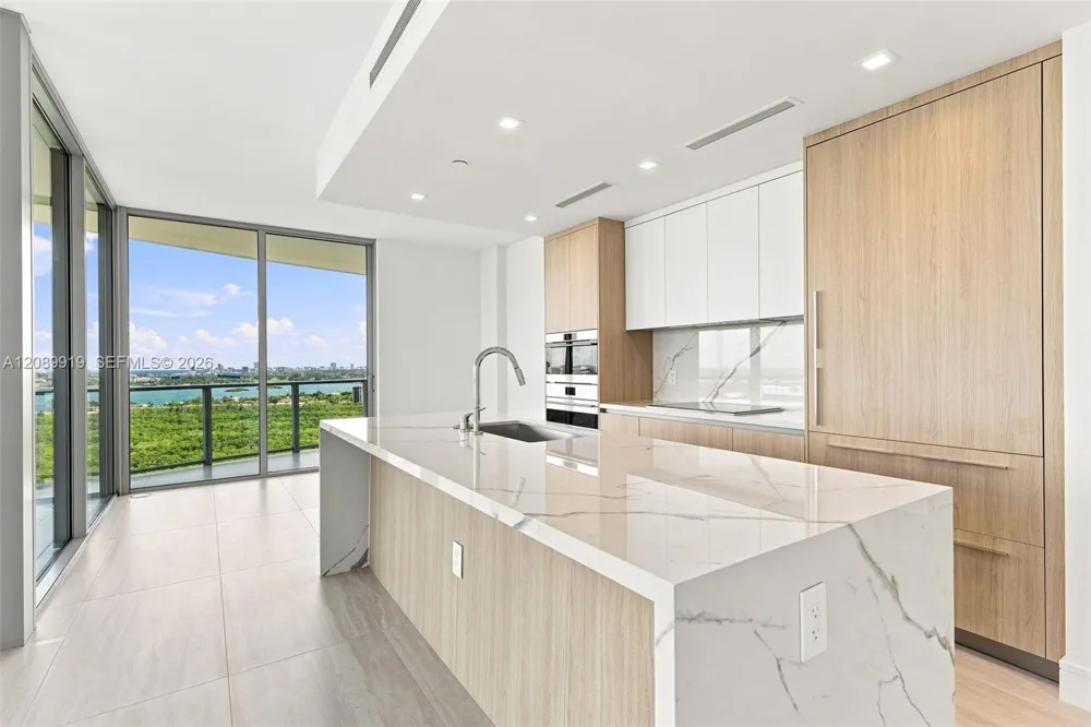 2411 Laguna Cir #2301 North Miami, FL 33181