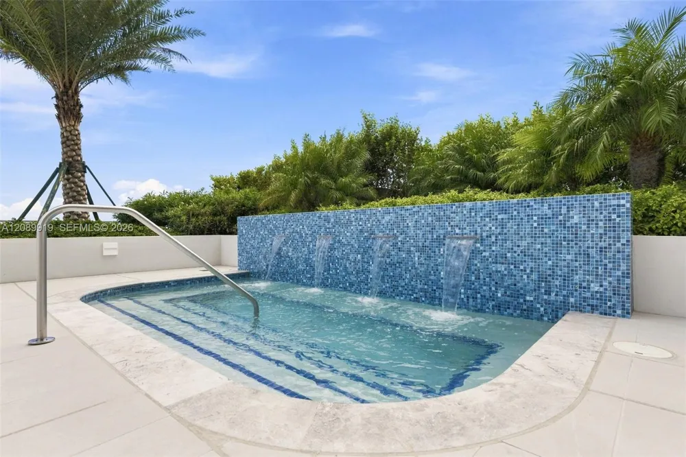2411 Laguna Cir #2301 North Miami, FL 33181