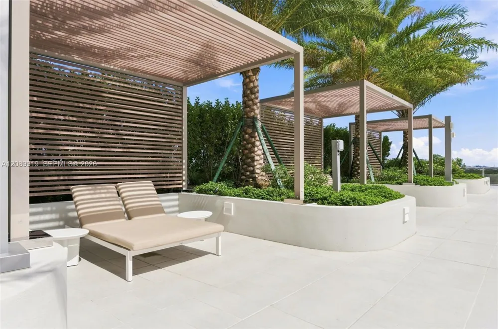 2411 Laguna Cir #2301 North Miami, FL 33181