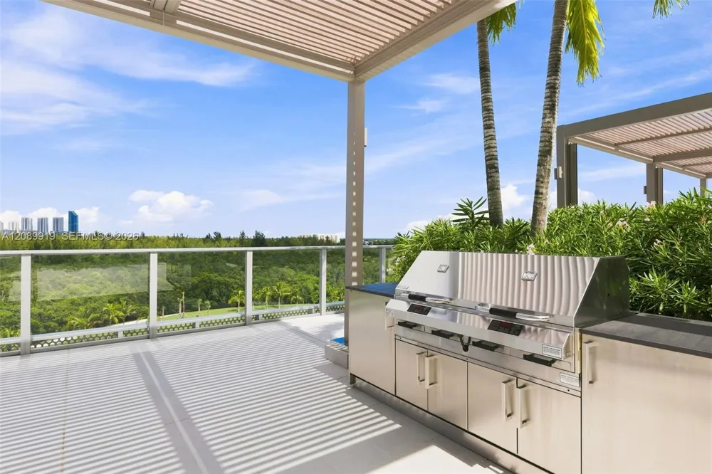 2411 Laguna Cir #2301 North Miami, FL 33181