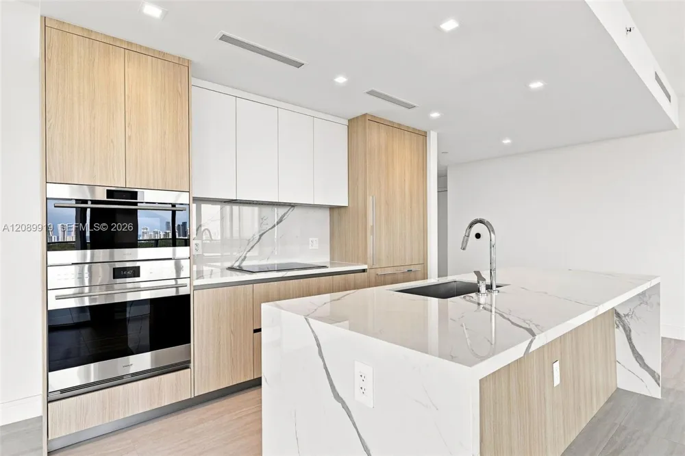 2411 Laguna Cir #2301 North Miami, FL 33181