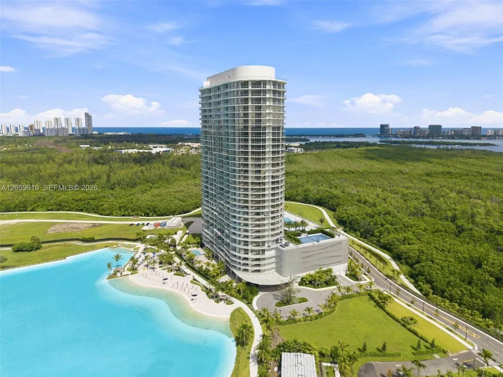 2411 Laguna Cir #2301 North Miami, FL 33181