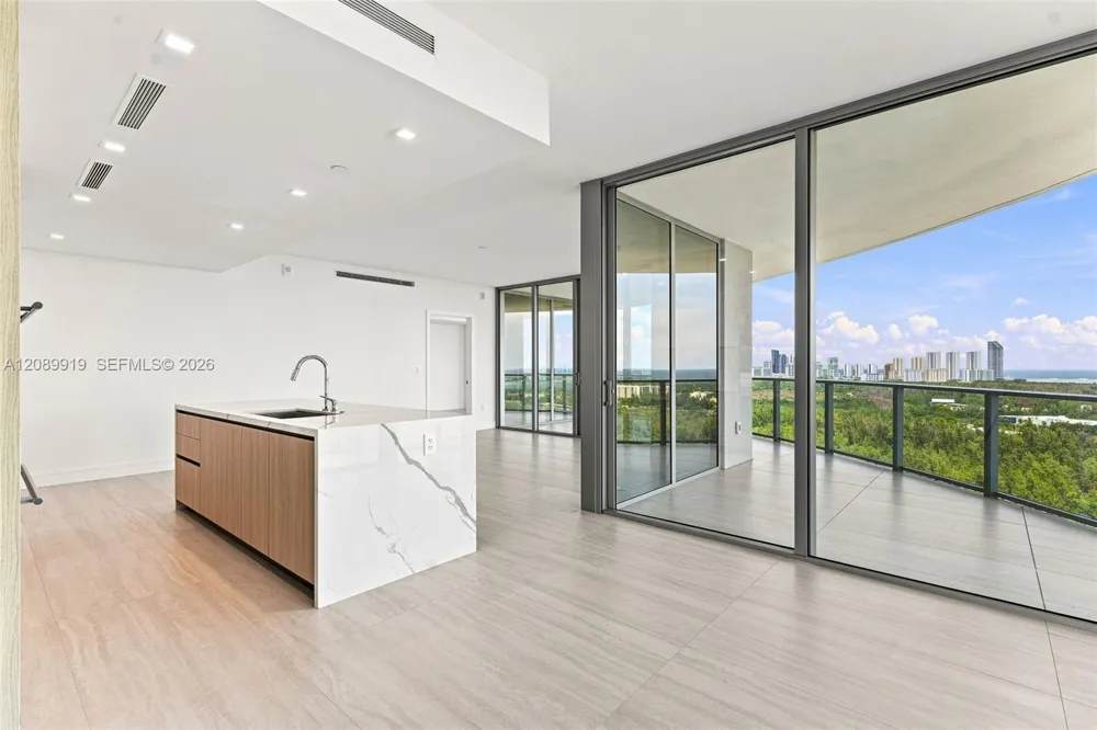 2411 Laguna Cir #2301 North Miami, FL 33181