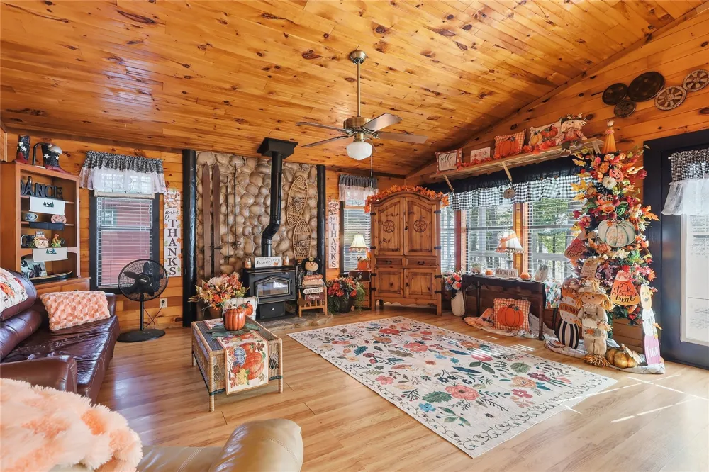 70 Red Oak Circle Scroggins, TX 75480