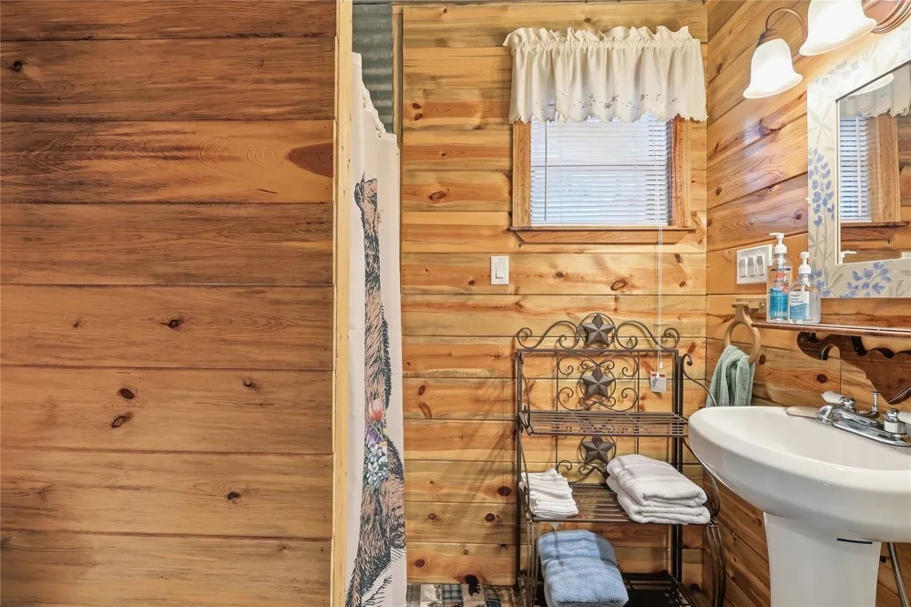 70 Red Oak Circle Scroggins, TX 75480