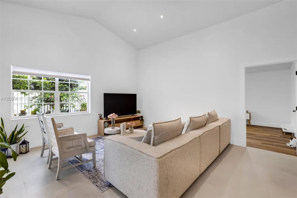 1315 Bayview Cir Weston, FL 33326