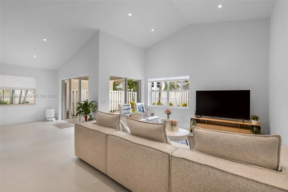 1315 Bayview Cir Weston, FL 33326