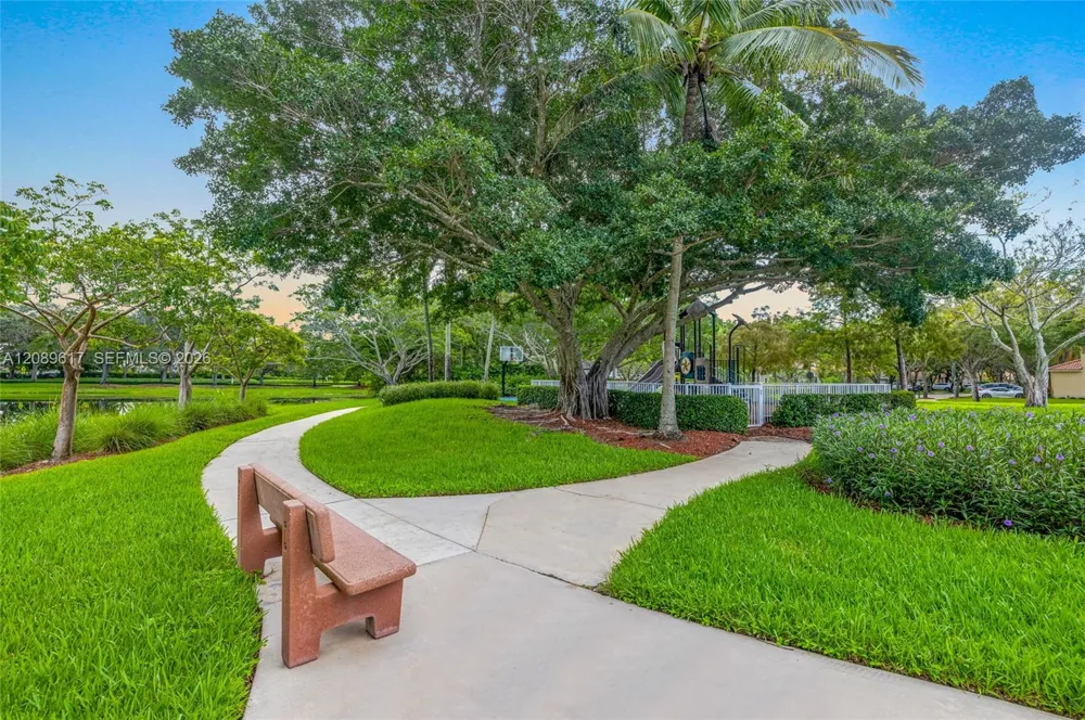 1315 Bayview Cir Weston, FL 33326