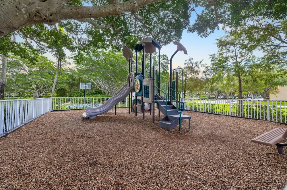 1315 Bayview Cir Weston, FL 33326