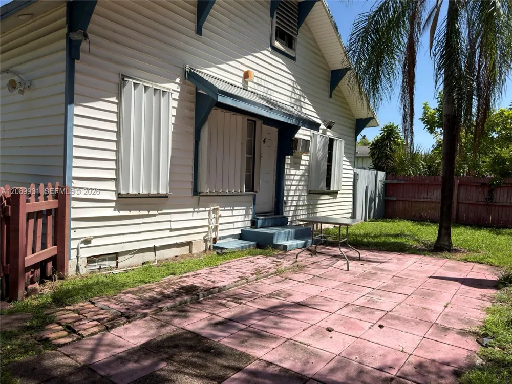 112 SE 3rd St Hallandale Beach, FL 33009