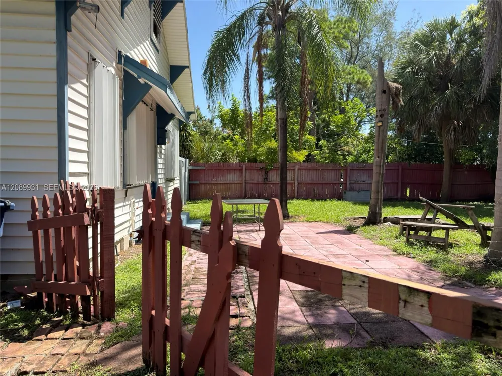 112 SE 3rd St Hallandale Beach, FL 33009