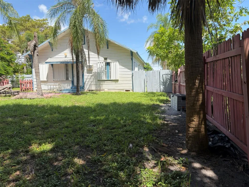 112 SE 3rd St Hallandale Beach, FL 33009