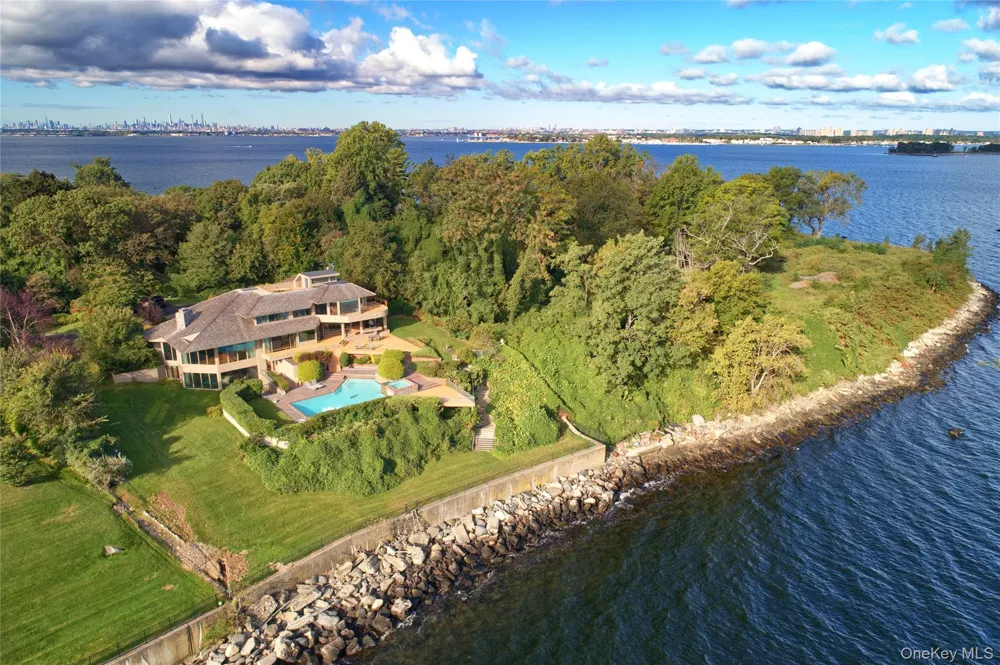 15 Gatsby Lane Great Neck, NY 11024