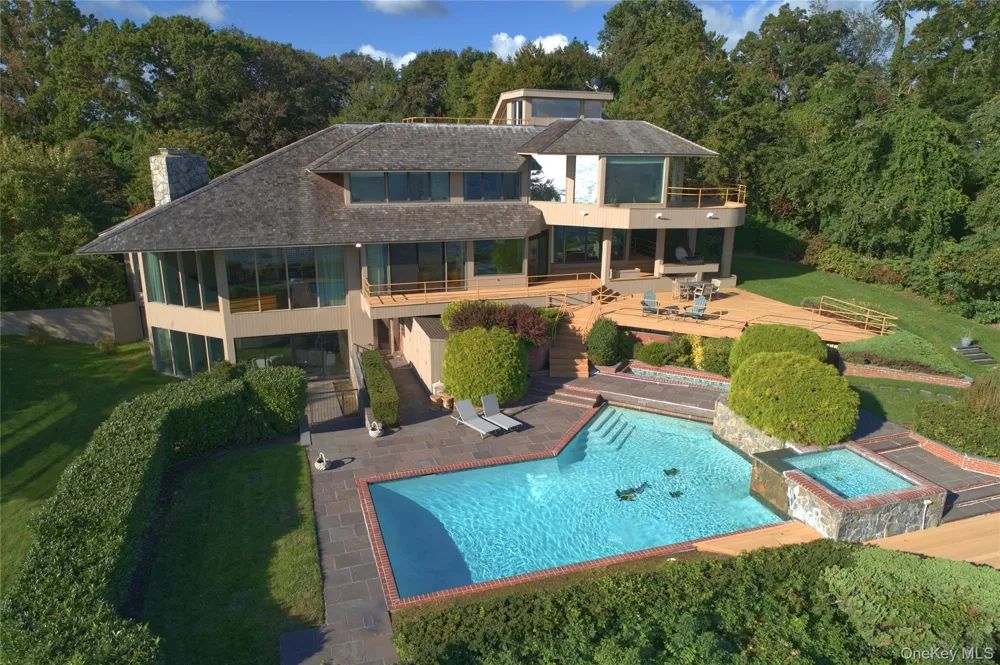 15 Gatsby Lane Great Neck, NY 11024