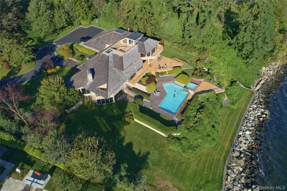 15 Gatsby Lane Great Neck, NY 11024