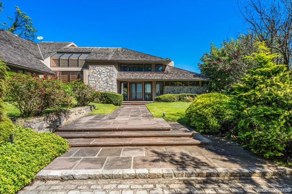 15 Gatsby Lane Great Neck, NY 11024