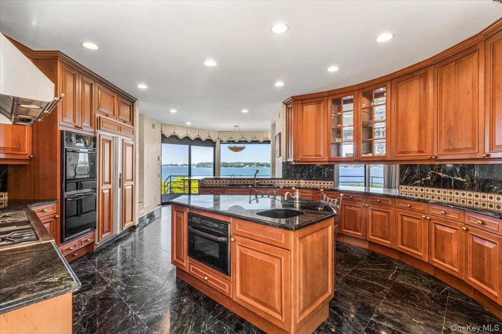 15 Gatsby Lane Great Neck, NY 11024