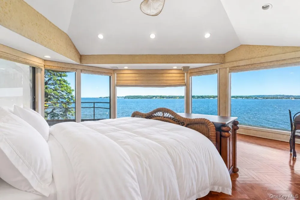 15 Gatsby Lane Great Neck, NY 11024