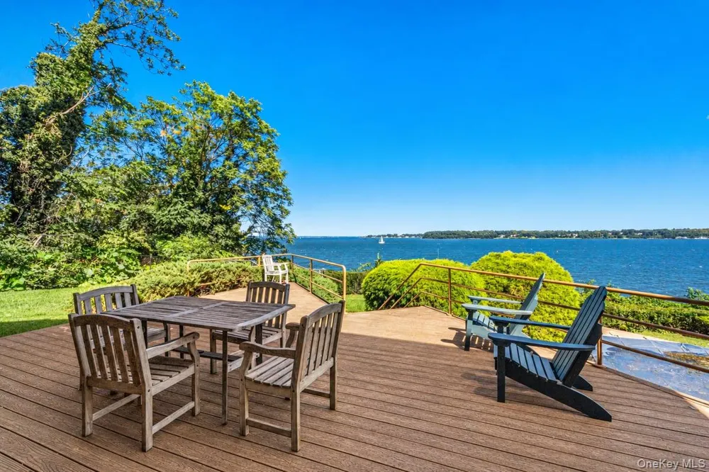15 Gatsby Lane Great Neck, NY 11024