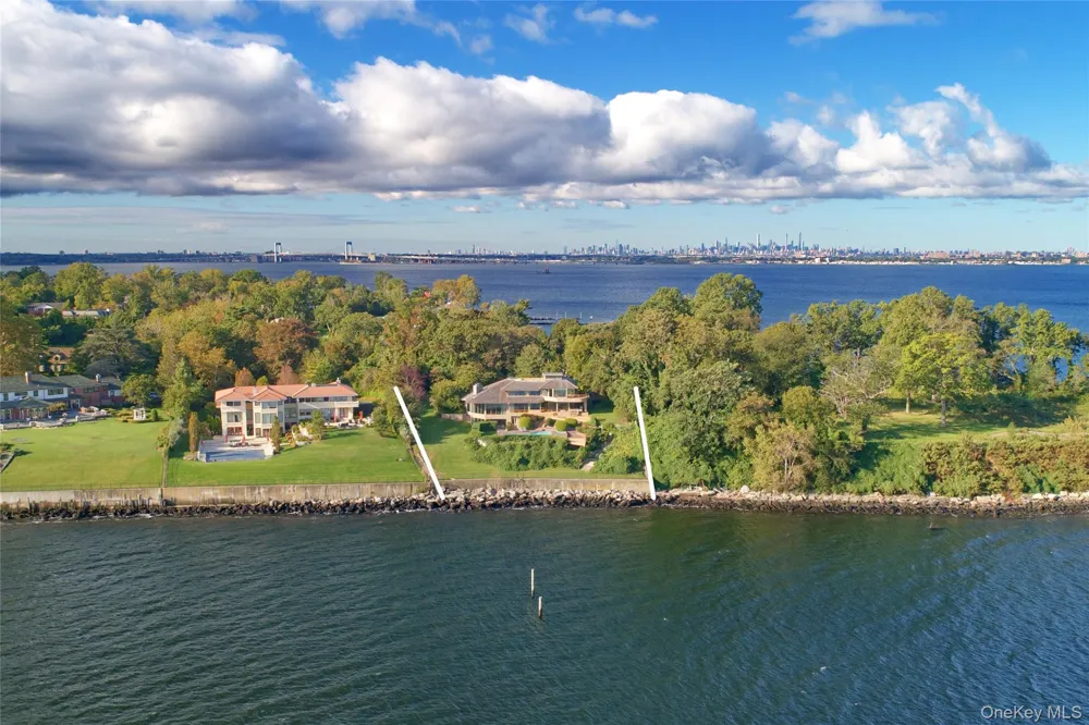 15 Gatsby Lane Great Neck, NY 11024