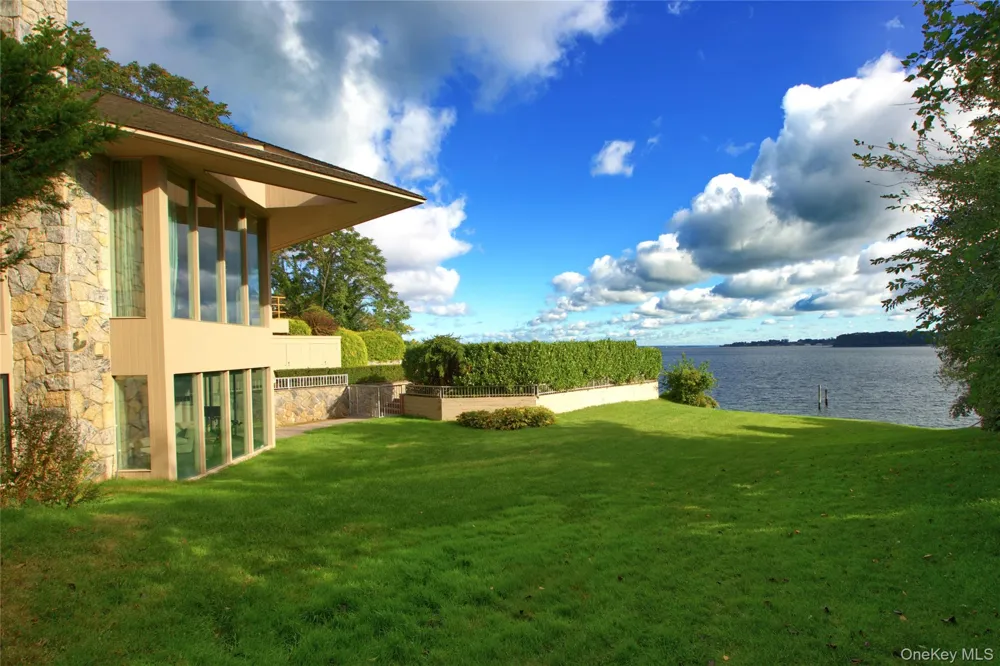 15 Gatsby Lane Great Neck, NY 11024