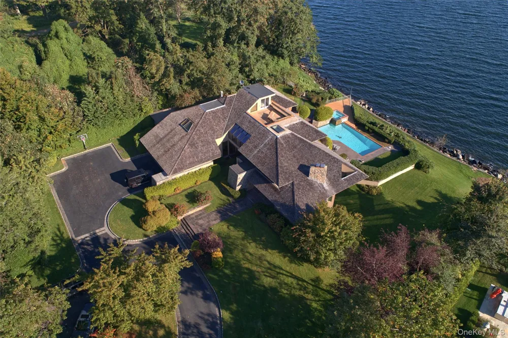 15 Gatsby Lane Great Neck, NY 11024
