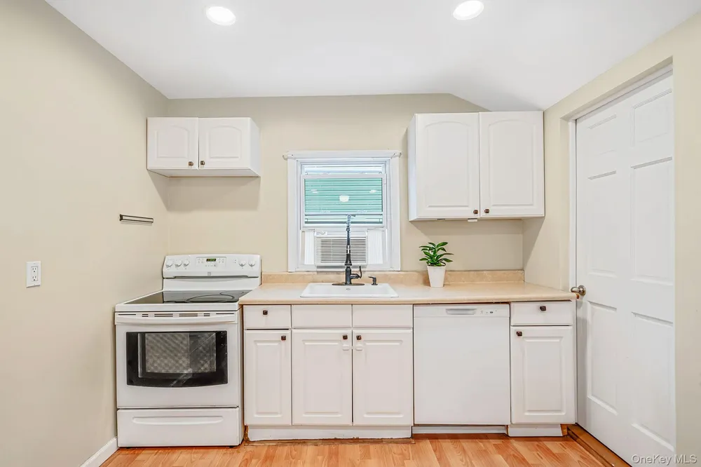 86 Woodycrest Drive Farmingville, NY 11738