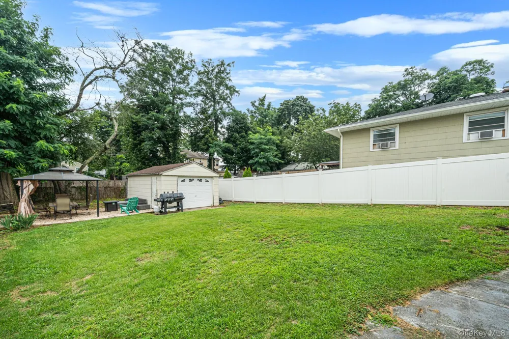 86 Woodycrest Drive Farmingville, NY 11738