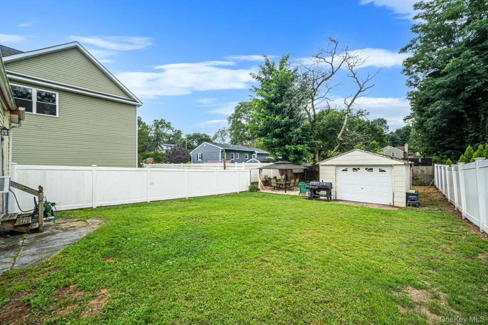 86 Woodycrest Drive Farmingville, NY 11738