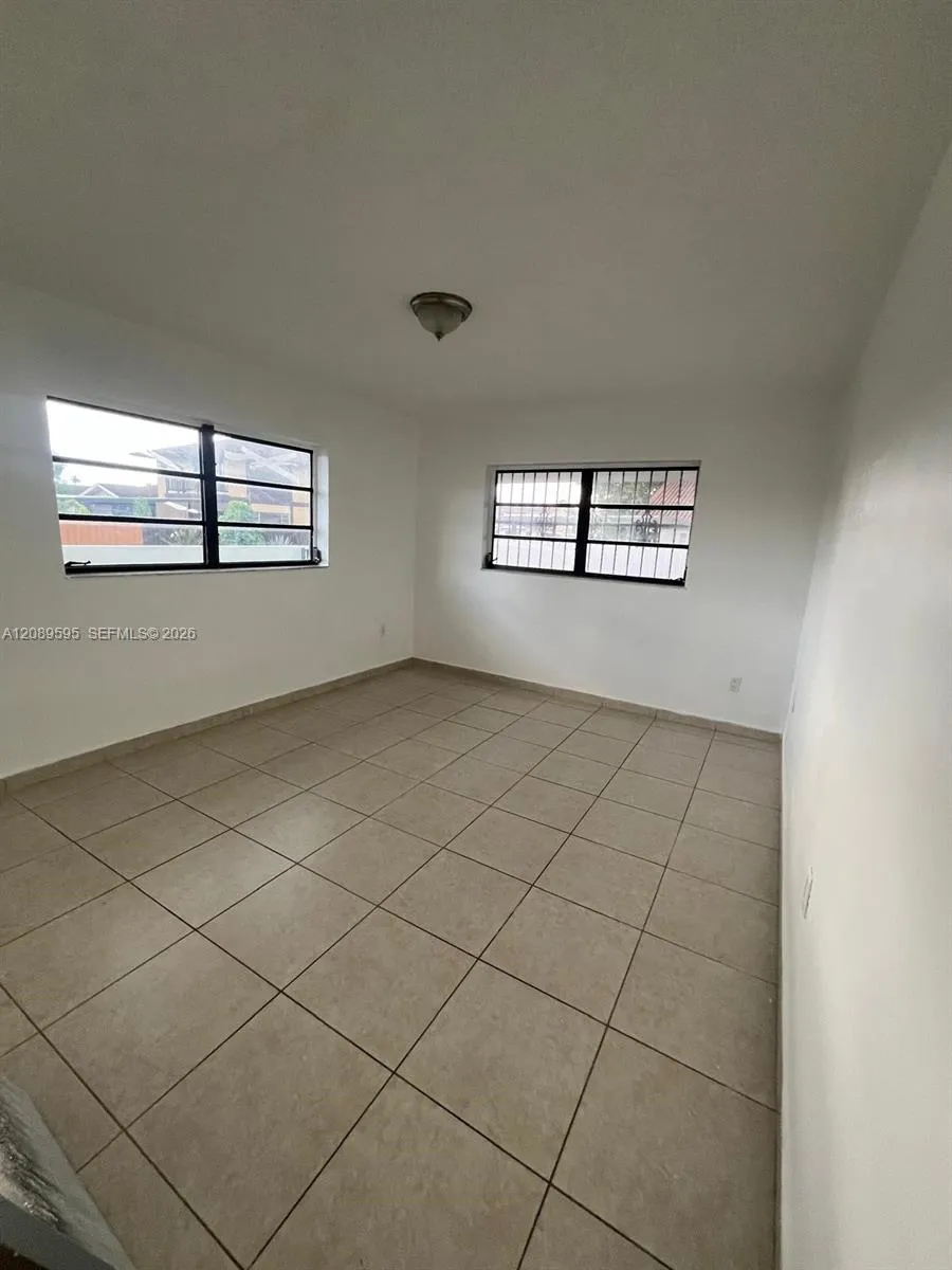 1400 W 39th Pl #1400 Hialeah, FL 33012