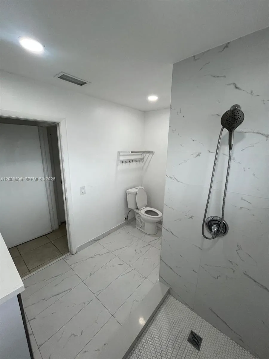 1400 W 39th Pl #1400 Hialeah, FL 33012