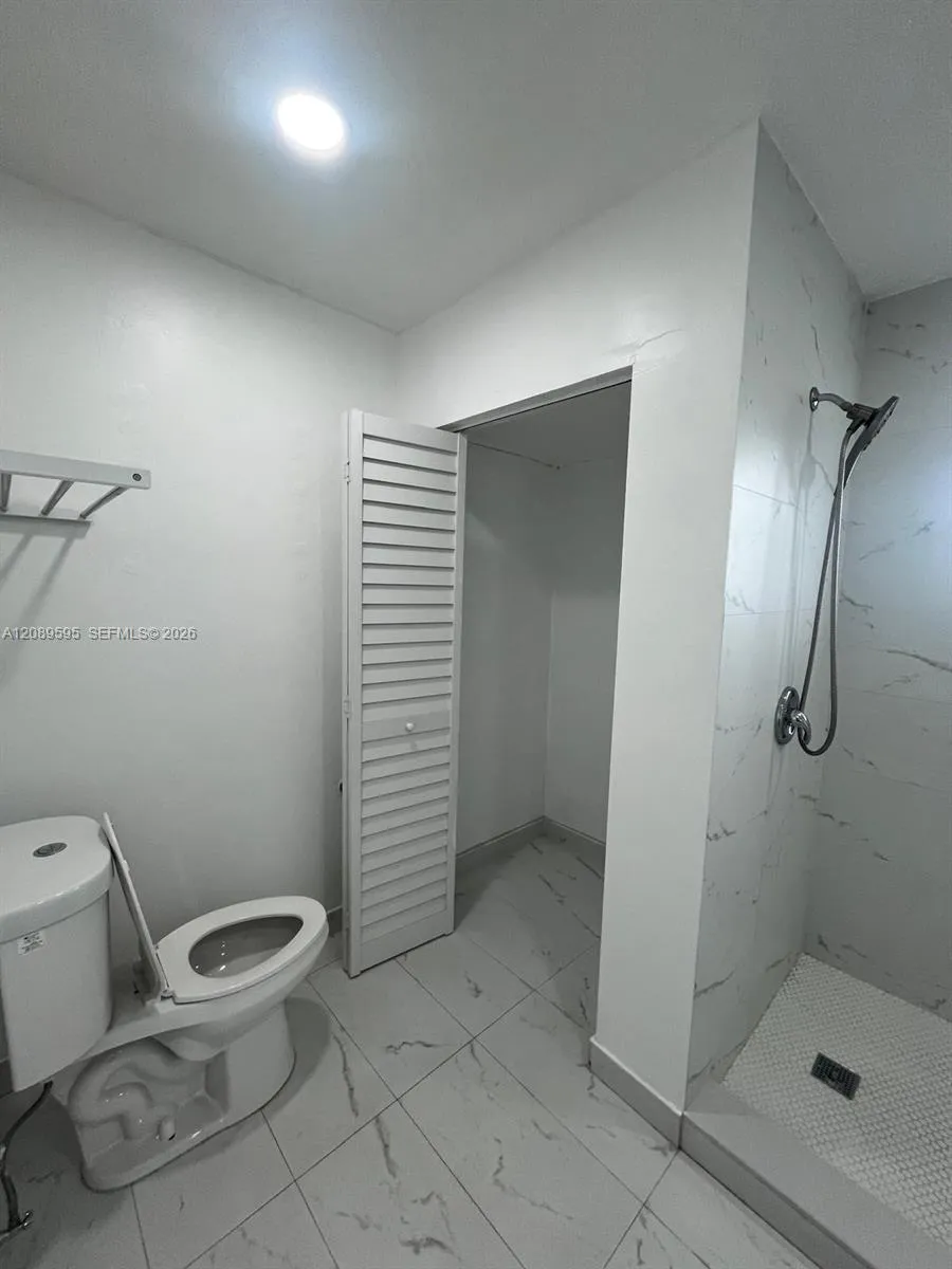 1400 W 39th Pl #1400 Hialeah, FL 33012